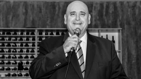 Muere por covid-19 el tenor argentino que cantaba desde su balcón para entretener a los vecinos durante el confinamiento