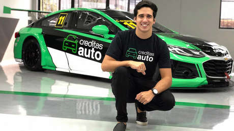 Piloto sufre un impresionante accidente y termina estrellándose contra el muro de contención al intentar rebasar a dos adversarios (VIDEO)