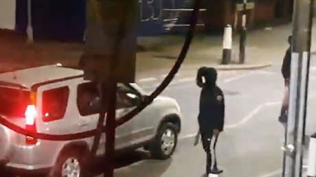 VIDEO: Miembros de dos bandas se enfrentan con machetes en una calle residencial de Londres