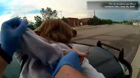 Imputan cargos a los dos policías de EE.UU. que protagonizaron el violento arresto de una mujer de 73 años con demencia y se rieron de ella