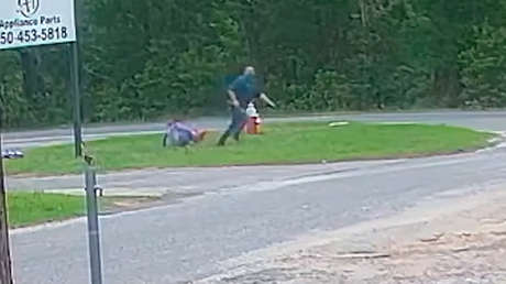 Capturan a un hombre que intentó secuestrar a una niña gracias a que ella le untó 'moco de gorila' en el brazo