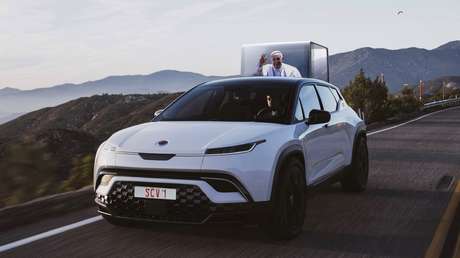 Fisker construirá para Francisco el primer papamóvil eléctrico hecho con plásticos reciclados