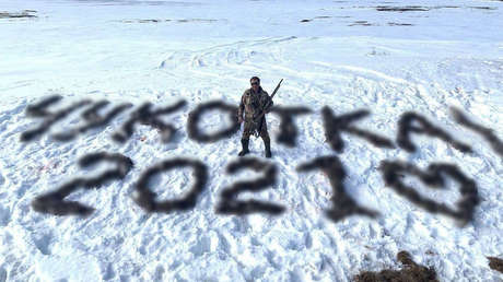 Un cazador ruso posa para una foto con una frase escrita con más de 100 gansos muertos y acaba bajo investigación