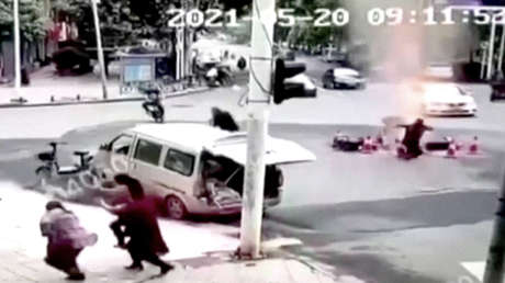 VIDEO: Una fuerte explosión en una alcantarilla lanza por los aires parte del asfalto de una carretera en China