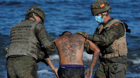 Crisis al cruzar miles de inmigrantes la frontera entre Marruecos y España