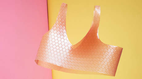 Una diseñadora elabora ropa de gelatina que se puede derretir y reutilizar para confeccionar nuevas prendas