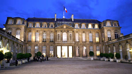 Macron reta a dos 'youtubers' que ganan la apuesta y organizan un concierto de 'heavy metal' en el palacio del Elíseo