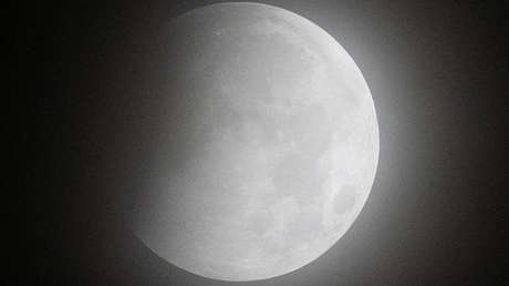VIDEO: La 'luna de sangre' y la 'superluna de las flores' adornan el cielo nocturno