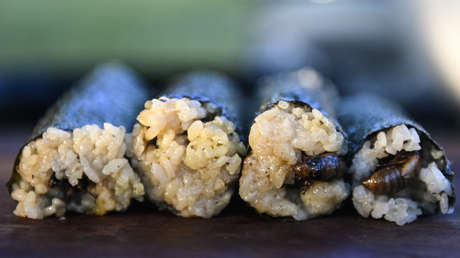 Un chef aprovecha la invasión de cigarras en EE.UU. para preparar un sushi 'especial' y repartirlo de forma gratuita (FOTOS)