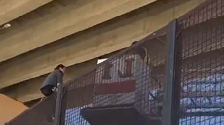 VIDEO: Una migrante hondureña embarazada es rescatada tras quedar varada en lo alto del muro fronterizo en EE.UU.