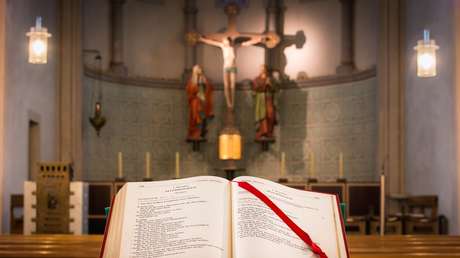 VIDEO: Como en un exorcismo y cruz en mano, un cura busca expulsar a la Policía de su iglesia