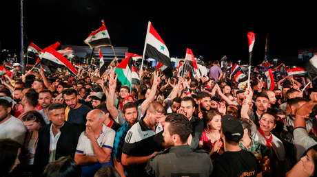 Captan a vista de dron a una multitud en la localidad siria de Tartus celebrando la victoria de Al Assad