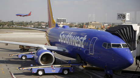 Condenan a un año de libertad condicional a un expiloto que se puso a ver pornografía frente a una compañera en pleno vuelo