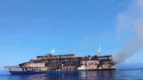 Se incendia un barco en Indonesia y unas 200 personas saltan al mar para salvar su vida (VIDEOS, FOTOS)