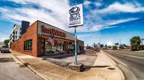 Una tienda de sombreros en EE.UU. lanza una campaña con insignias nazis para los "no vacunados" y los vecinos entran en cólera