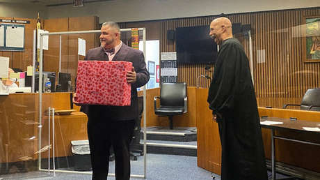 Un juez da una segunda oportunidad a un traficante de droga y lo deja libre: 16 años después regresa a la corte para jurar como abogado