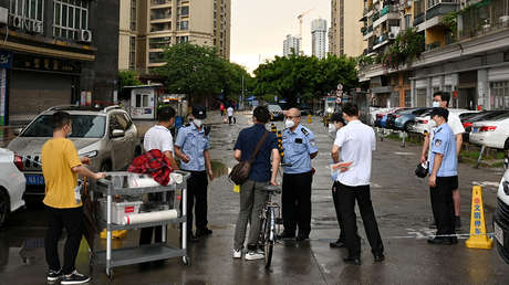 La ciudad china de Cantón cancela vuelos por una repentina ola de casos de la variante india de coronavirus