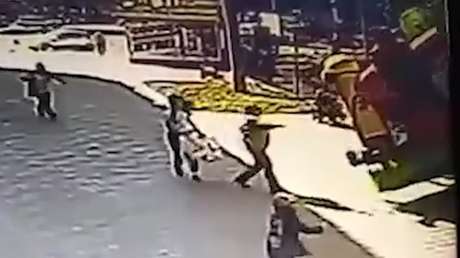 Un castillo hinchable se suelta por el viento y lanza a niños a 8 metros de altura