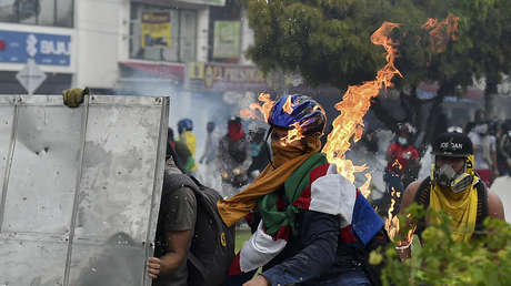 ¿Una denuncia por paramilitarismo? Ataques de civiles armados contra manifestantes en Colombia avivan las críticas al ministro de Defensa
