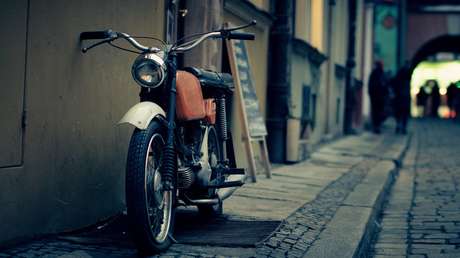 VIDEO: Momento en el que un hombre evita que le roben la moto con una patada voladora a lo Jackie Chan en Perú