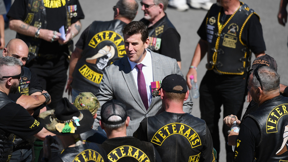 "Cientos" de fotos muestran a soldados australianos bebiendo de la pierna protésica de un afgano asesinado, según una audiencia judicial