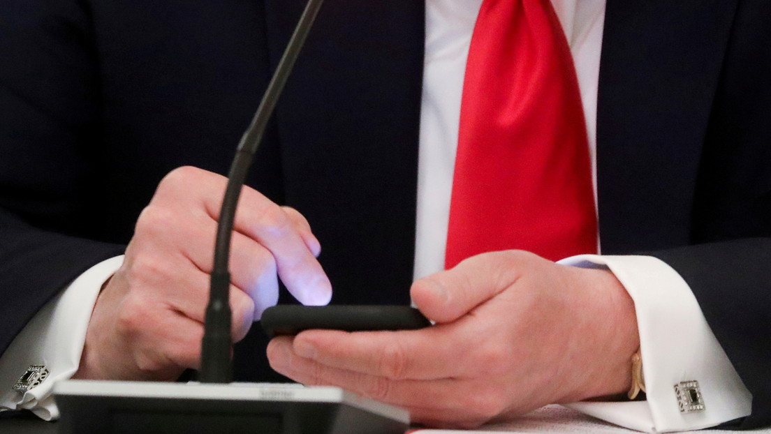 Facebook bloquea las cuentas de Trump por 2 años y este responde: "No habrá cenas con Zuckerberg la próxima vez que esté en la Casa Blanca"