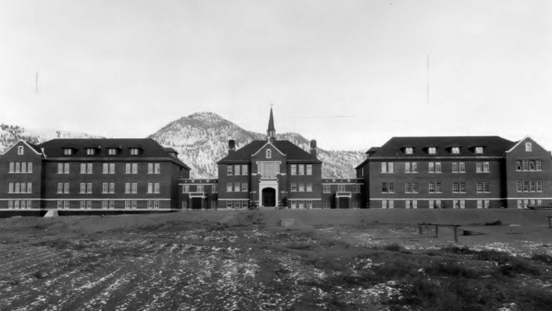 La historia oscura de los internados indígenas en Canadá donde abusaron de miles de niños, tema reavivado por el reciente hallazgo de 215 cadáveres