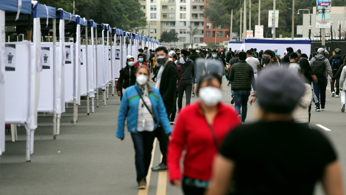 El conductor de un bus lleno de pasajeros abandona el vehículo para ir a votar en el balotaje de Perú (VIDEO)