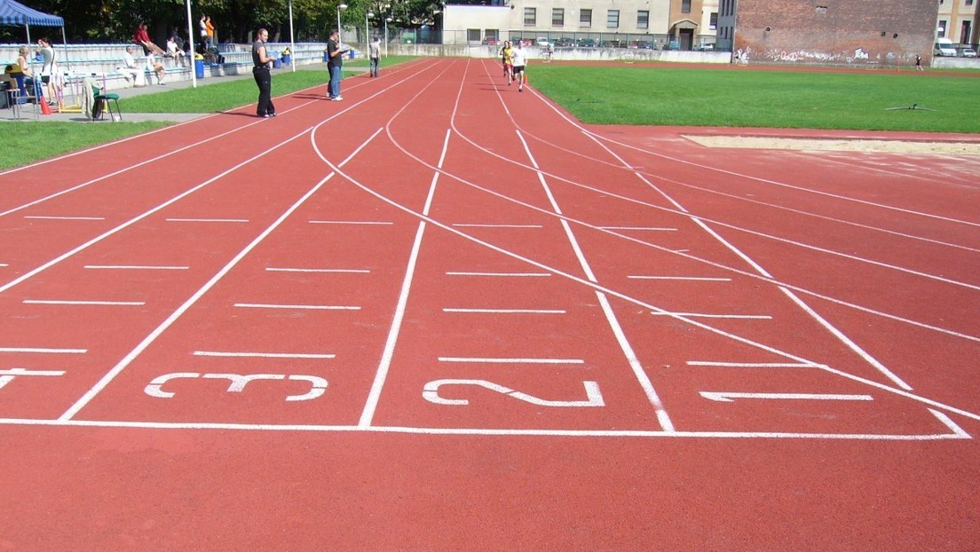 VIDEO: Un camarógrafo 'gana' una carrera de atletismo a los corredores a los que estaba grabando