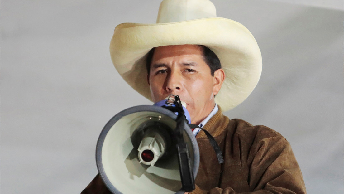 Castillo adelanta a Fujimori en un reñido y ajustado recuento de votos de las presidenciales de Perú