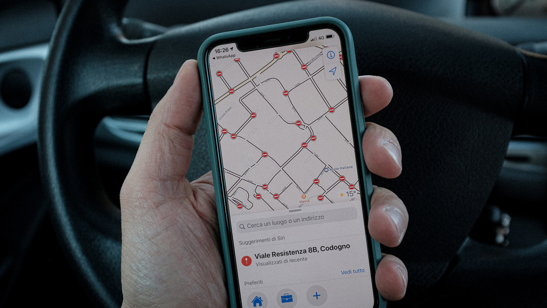 VIDEO: Una joven de EE.UU. descubre un dispositivo de rastreo oculto en su bolsa