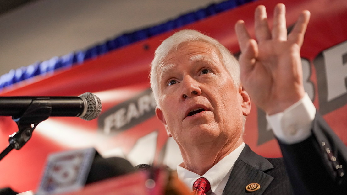 Un congresista de EE.UU. que supervisa la ciberseguridad tuitea accidentalmente su contraseña de Gmail