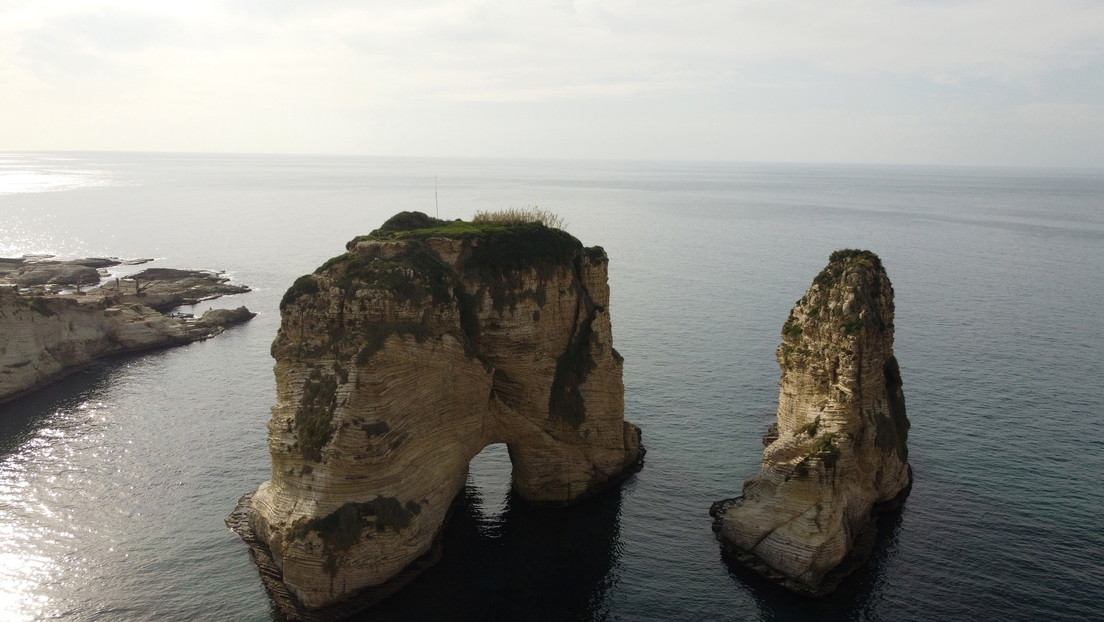 Muere al saltar de lo alto de un acantilado y caer sobre un bote turístico que no vio venir (VIDEO)