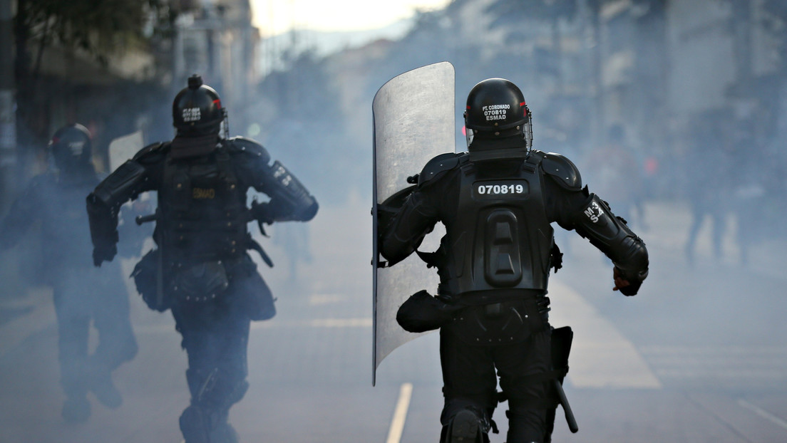Una polémica imagen de un antidisturbios empuñando un cuchillo contra los manifestantes en Colombia se hace viral y provoca una investigación