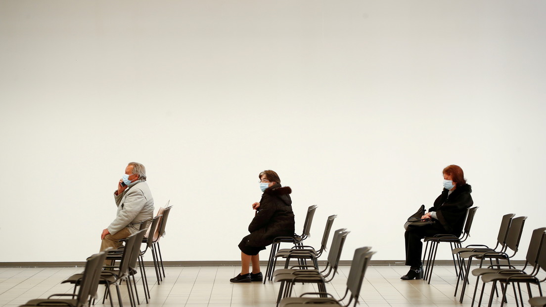 Italia no suministrará más AstraZeneca a menores de 60 años, pero asegura que el plan de vacunación continúa