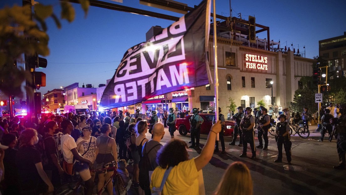 Un muerto y 3 heridos luego que un automóvil arrollara a manifestantes contra la violencia policial en Mineápolis (VIDEOS)