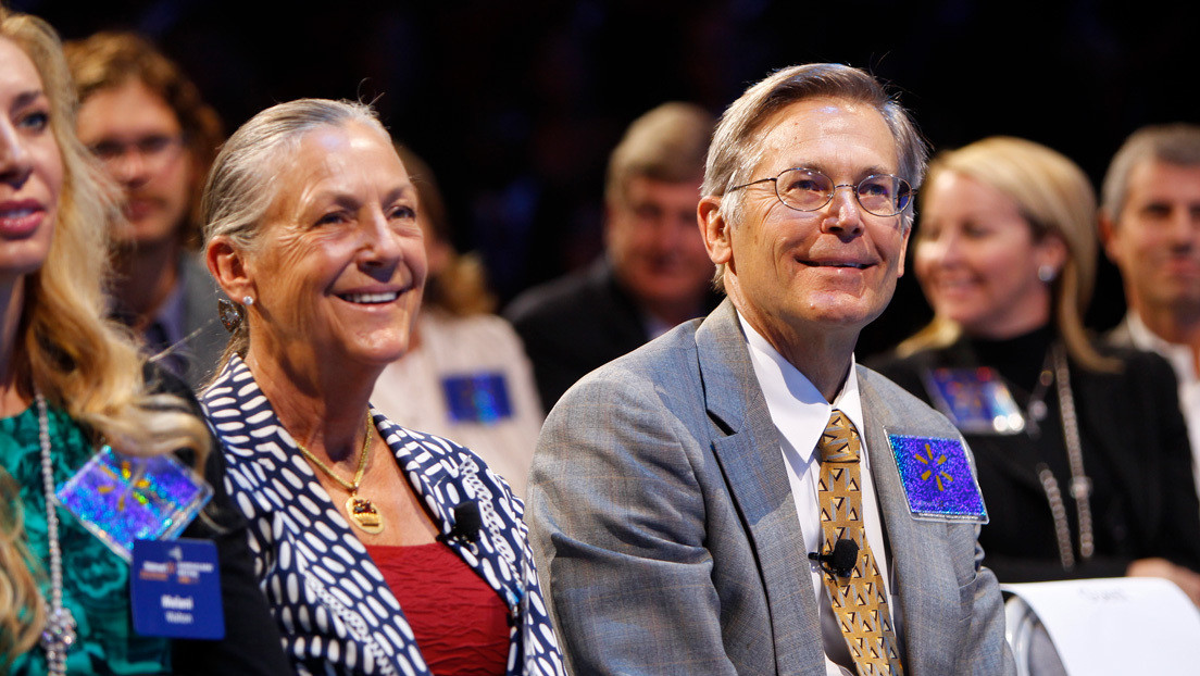 La familia más rica del mundo gana 2.100 millones de dólares con la venta de acciones de Walmart