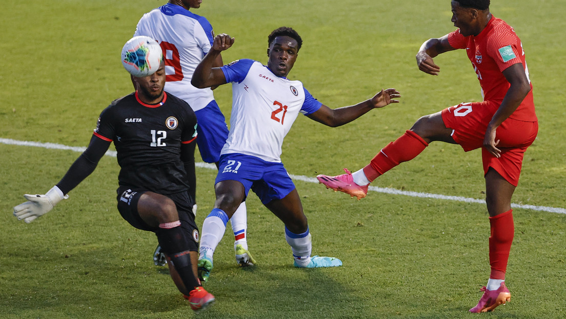 VIDEO: El guardameta de Haití marca uno de los autogoles más ridículos de las eliminatorias del Mundial de Catar