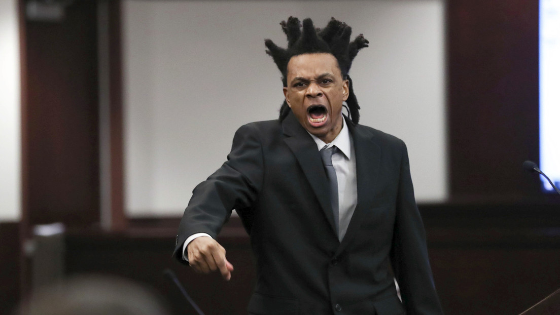 "Me apuñalaste": un hombre que podría enfrentarse a pena de muerte por un brutal ataque mortal actúa como su propio abogado e interroga a su hijo