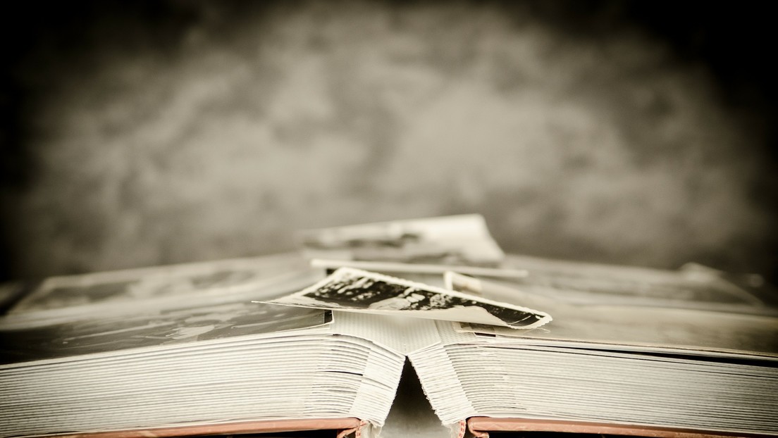 Hallan una "cápsula del tiempo" de 1964, un anuario que le perteneció a una chica muy popular (VIDEO)