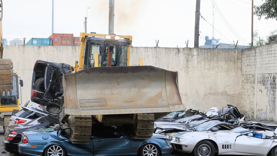 FOTO: Filipinas destruye en su lucha contra el contrabando autos de lujo valorados en 1,2 millones de dólares
