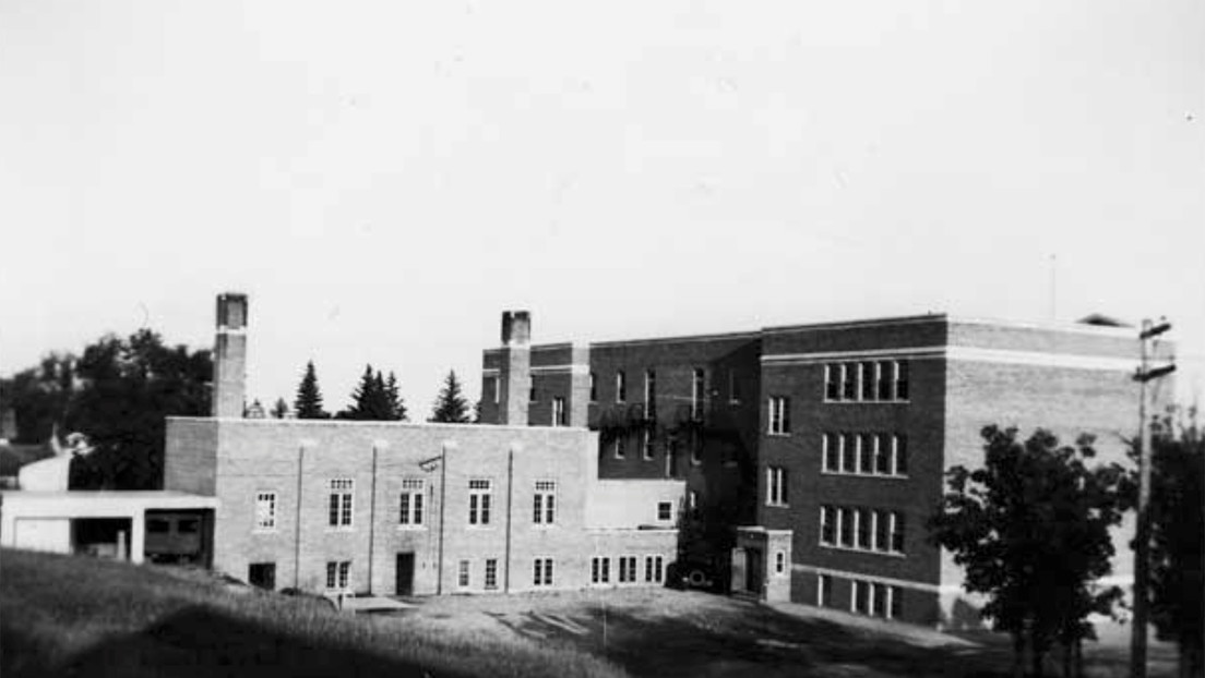 "Horrible e impactante": Descubren cientos de tumbas anónimas en otro internado de reclusión indígena en Canadá