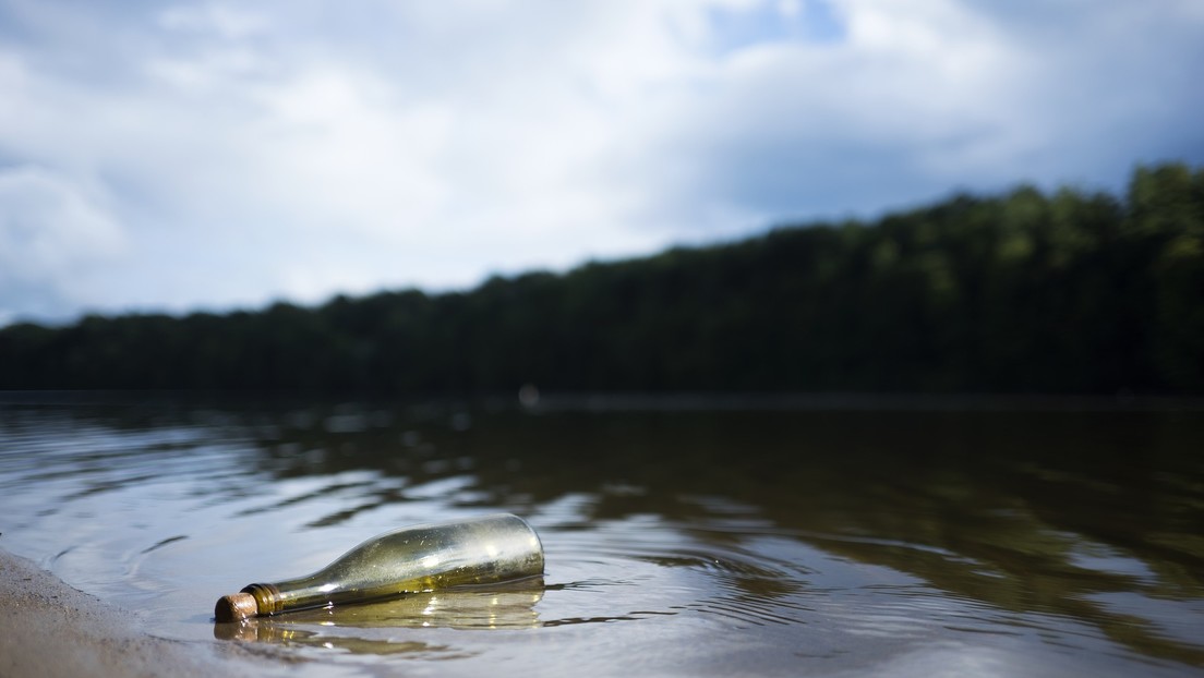 Una mujer encuentra una botella con un mensaje de hace casi un siglo y cumple con el deseo del remitente (FOTOS)