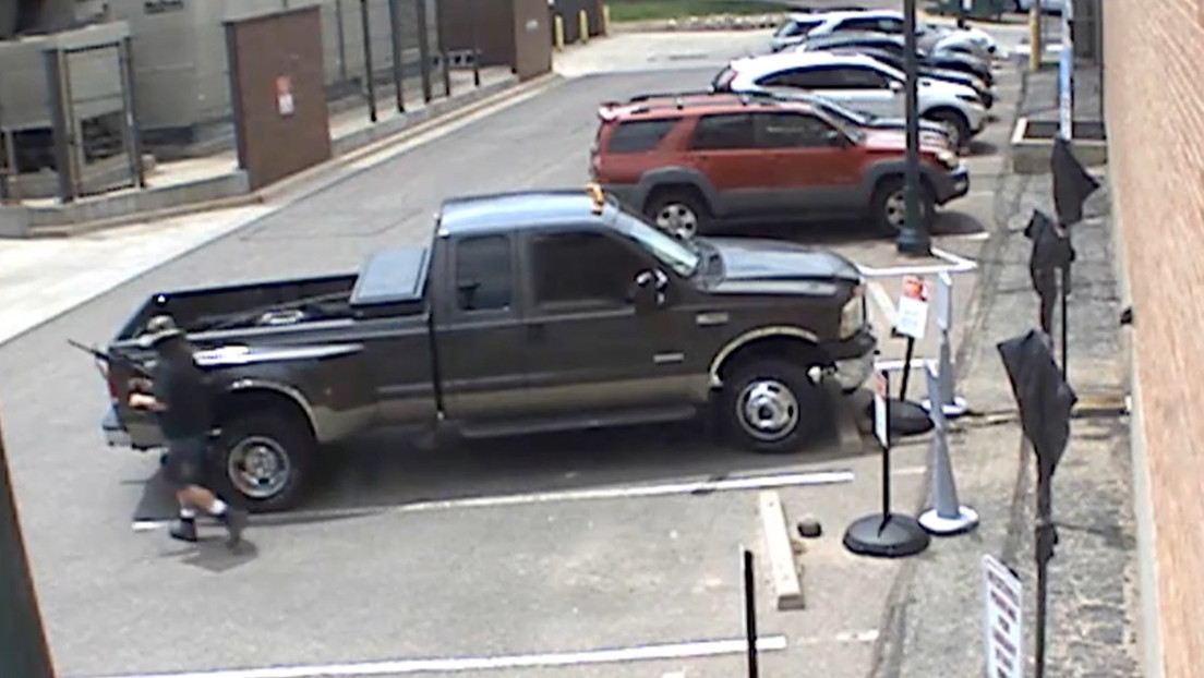 Un "buen samaritano" desarma a un atacante que había matado a un policía y evita "una mayor pérdida de vidas", pero termina asesinado por otro oficial