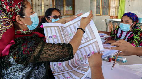 Fetos de plástico, sobornos y bolsas de alimentos: las campañas en México no escapan a la polémica en su recta final