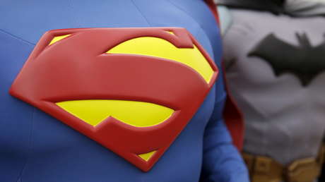 VIDEO: Momento en que un 'Superman' brasileño intenta detener un autobús con la mano, pero el truco le sale mal