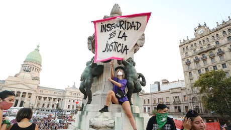 "Fallos machistas": Un juez argentino provoca escándalo al liberar a un acusado de violación porque usó preservativo