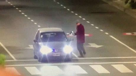 Un agente de la Policía de Argentina discute con un limpiavidrios y le dispara en la pierna antes de retirarse del lugar (VIDEO)