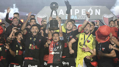 El humilde Colón aplasta al Racing 3 a 0 y se consagra campeón de la Copa de la Liga de Argentina, su primer título en 116 años de historia