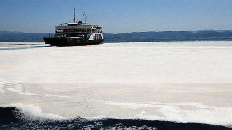Una viscosa, grisácea y fétida capa de 'moco de mar' se extiende por las costas de Turquía, amenazando los ecosistemas marinos